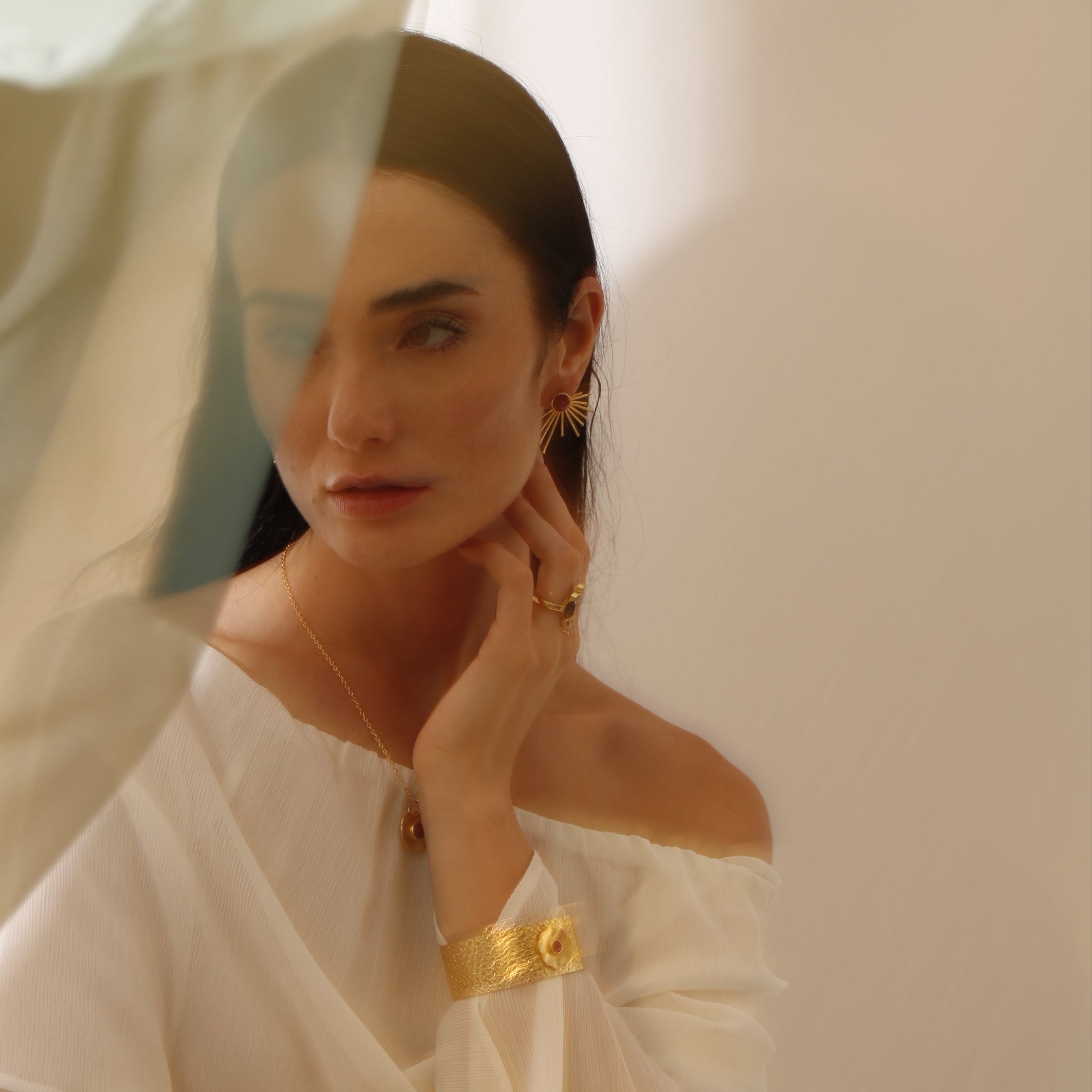 PAOLA, aretes con piedras naturales y baño de oro