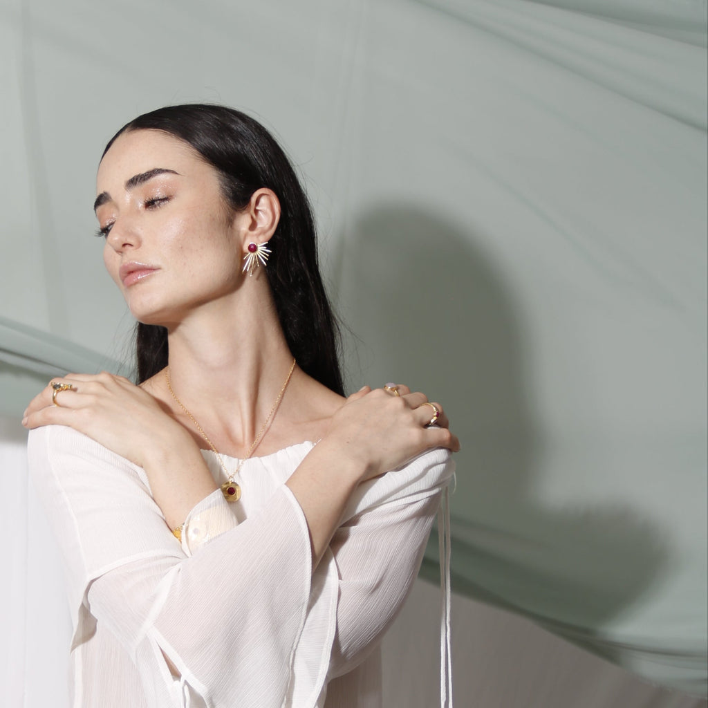 PAOLA, aretes con piedras naturales y baño de oro