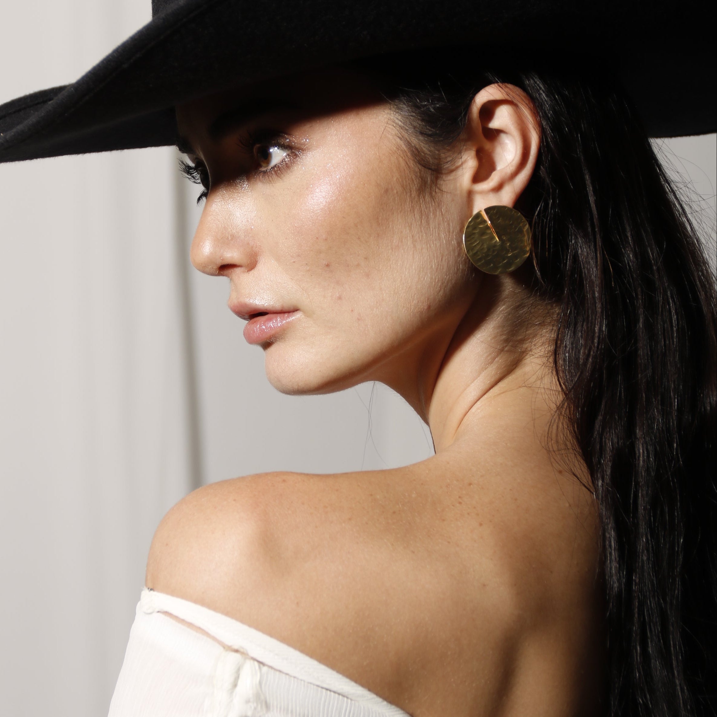 MINI DHARMA, ARETES CON BAÑO DE ORO