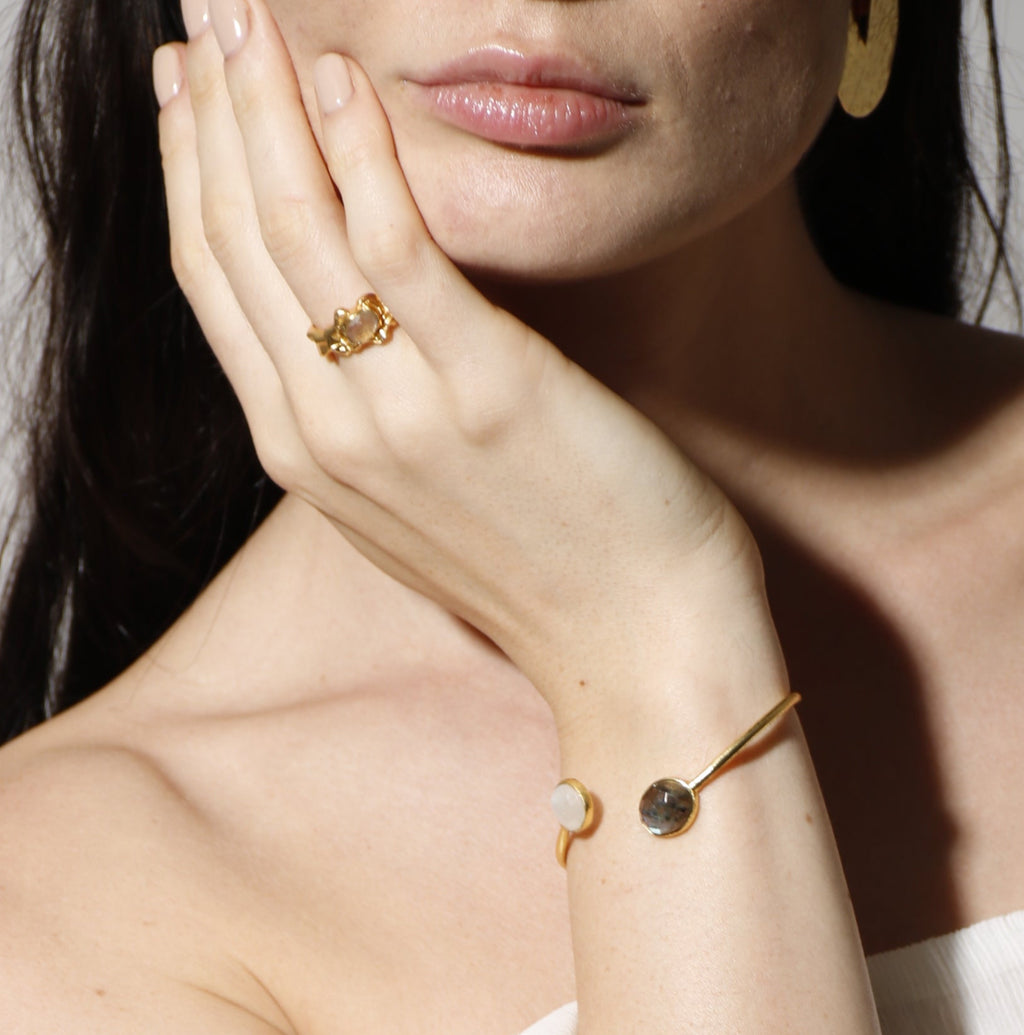 SWARA, ANILLO CON PIEDRAS NATURALES Y BAÑO DE ORO