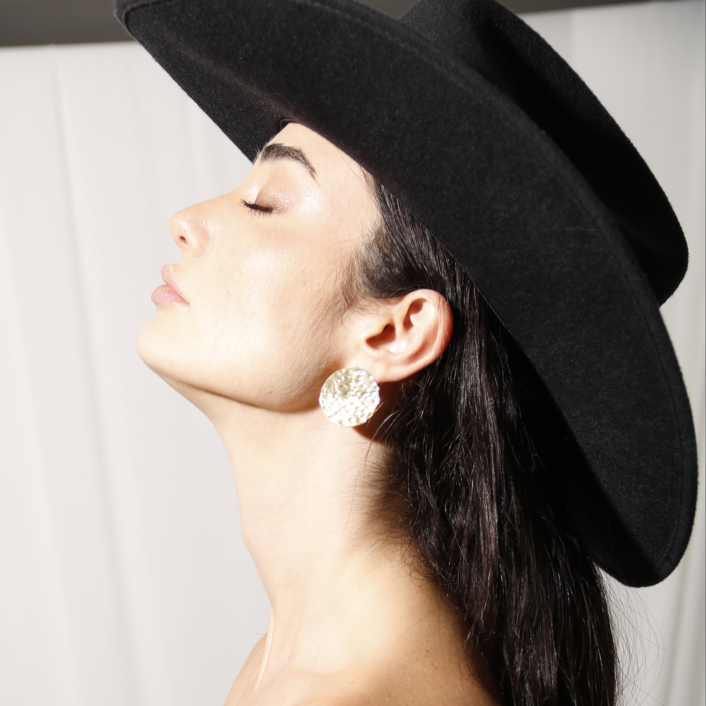 MINI DHARMA, ARETES CON BAÑO DE ORO