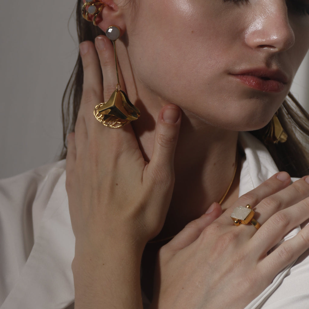 TESSA, ARETES DESMONTABLES CON PIEDRAS NATURALES Y BAÑO DE ORO