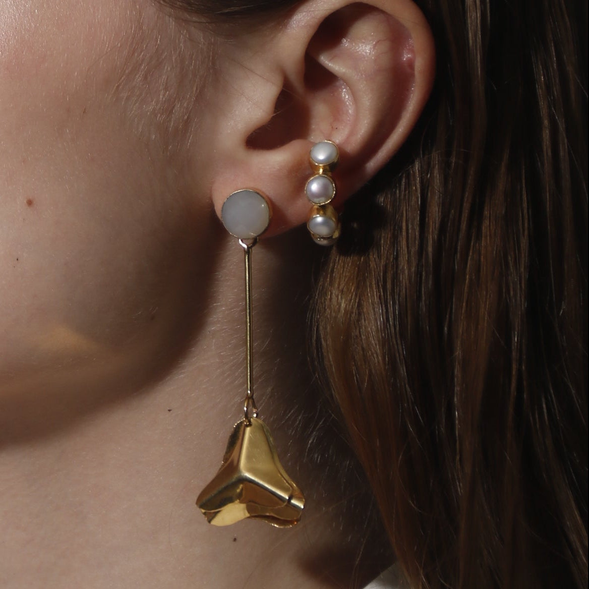 ZORA, EARCUFF CON PIEDRAS NATURALES Y BAÑO DE ORO