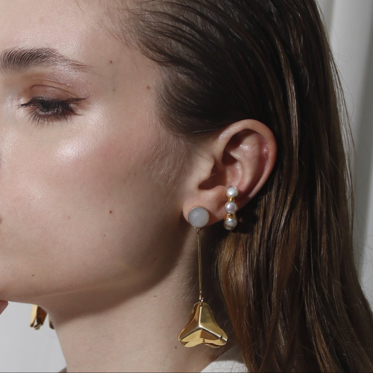 TESSA, ARETES DESMONTABLES CON PIEDRAS NATURALES Y BAÑO DE ORO