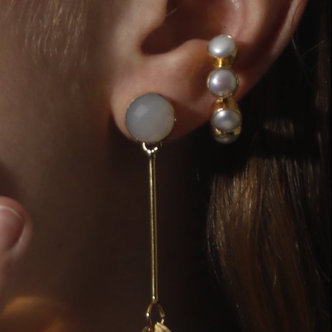 ZORA, EARCUFF CON PIEDRAS NATURALES Y BAÑO DE ORO