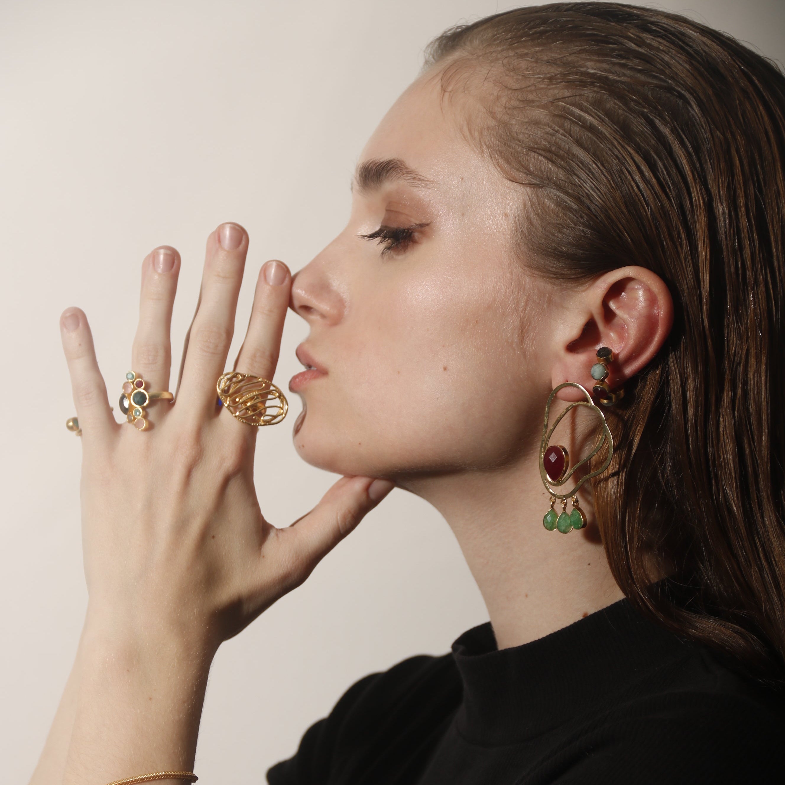 MESTIZA, ARETES CON PIEDRAS NATURALES Y BAÑO DE ORO