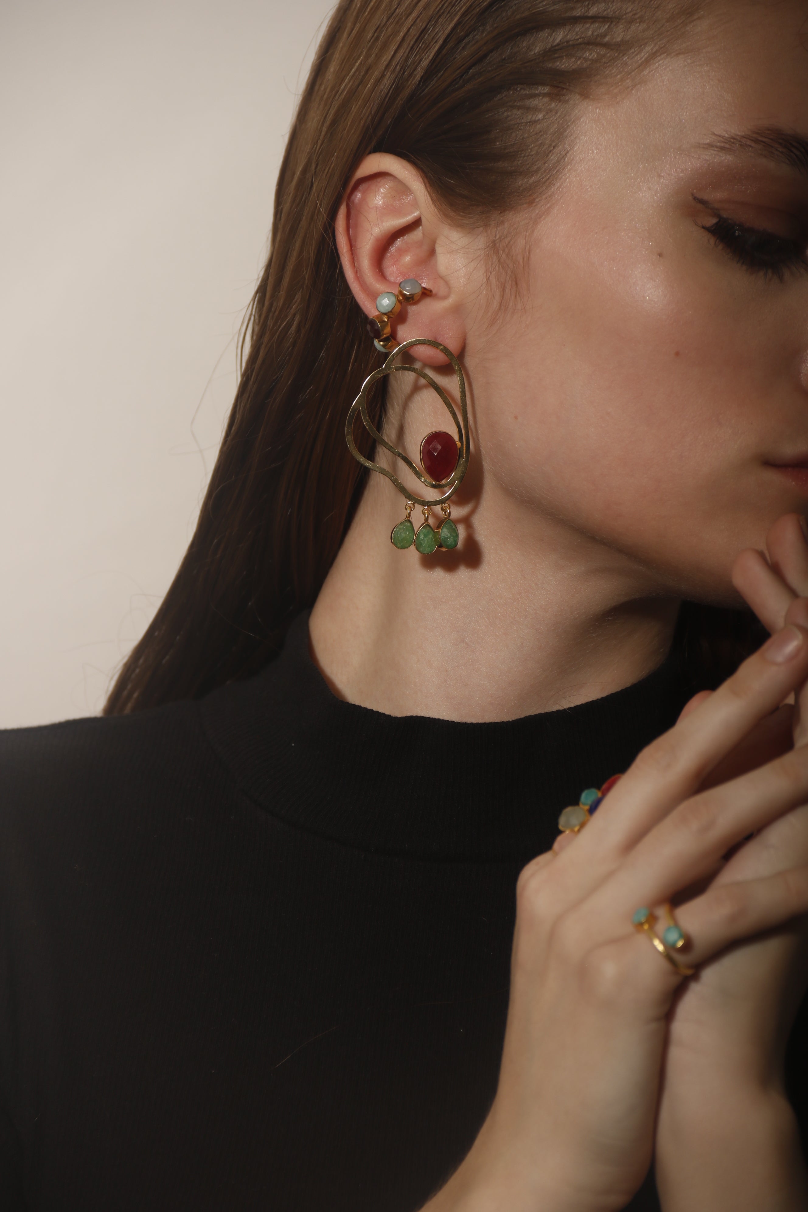 MESTIZA, ARETES CON PIEDRAS NATURALES Y BAÑO DE ORO