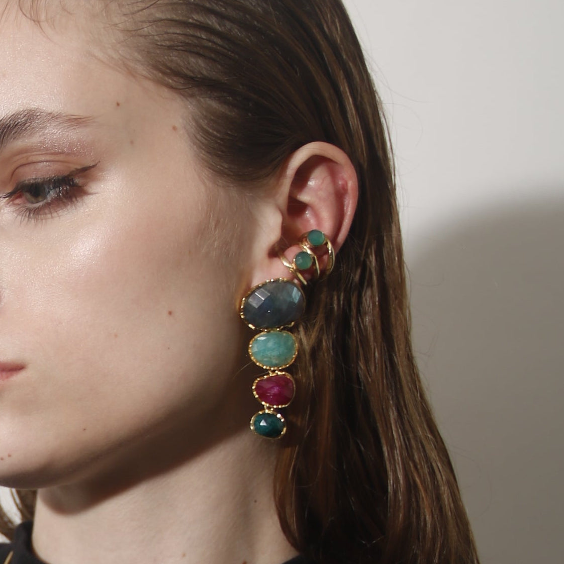 ANYA, EARCUFF CON PIEDRAS NATURALES Y BAÑO DE ORO