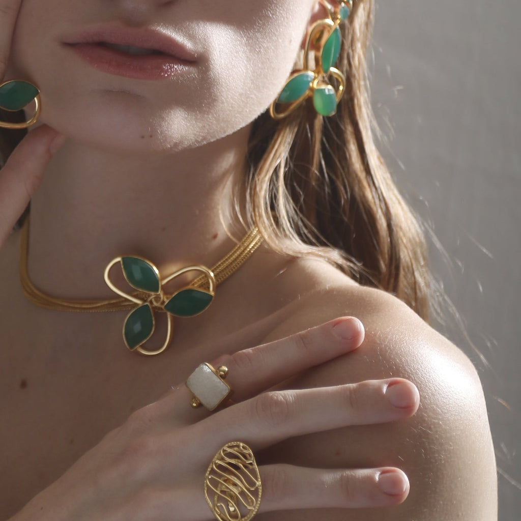 MARIA JOSE, COLLAR TIPO CHOKER CON PIEDRAS NATURALES Y BAÑO DE ORO