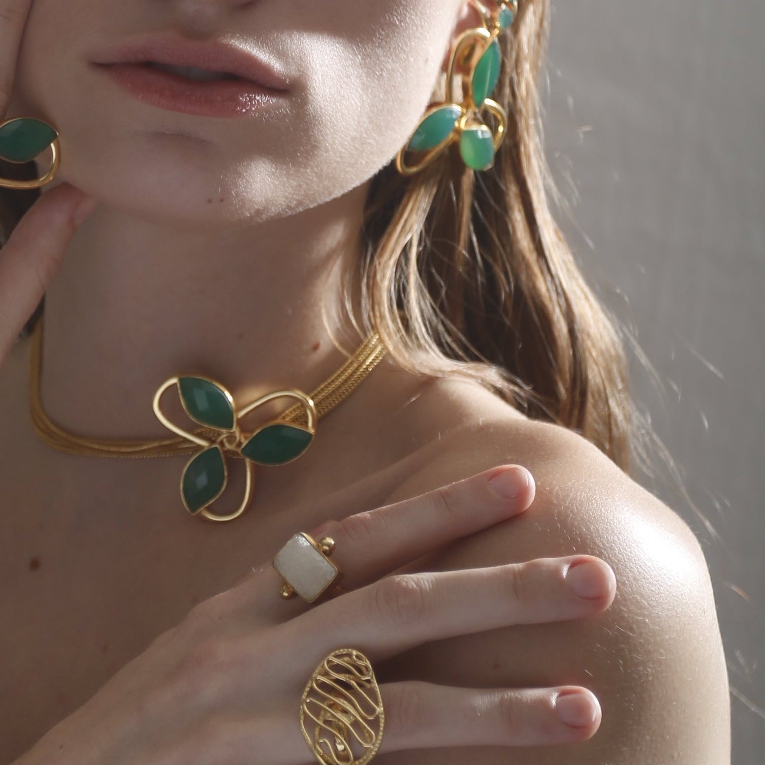 MARIA JOSE, COLLAR TIPO CHOKER CON PIEDRAS NATURALES Y BAÑO DE ORO