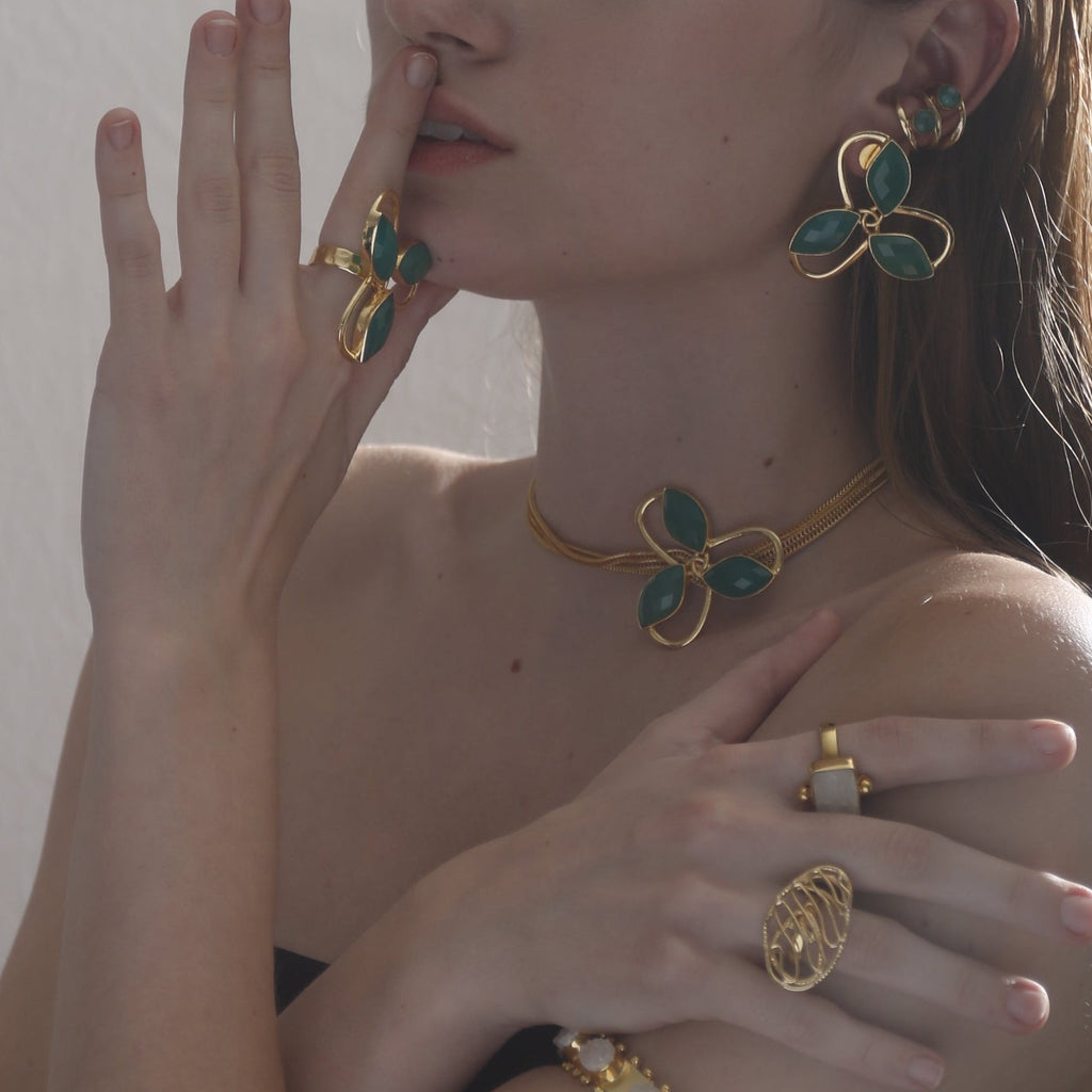 MARIA JOSE,ARETES CON PIEDRAS NATURALES Y BAÑO DE ORO