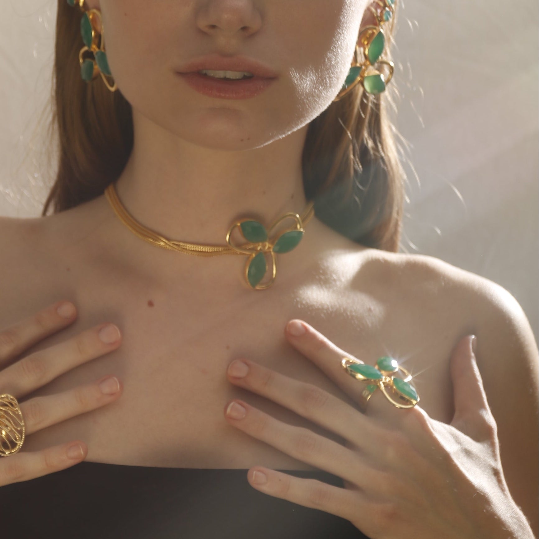 MARIA JOSE, COLLAR TIPO CHOKER CON PIEDRAS NATURALES Y BAÑO DE ORO