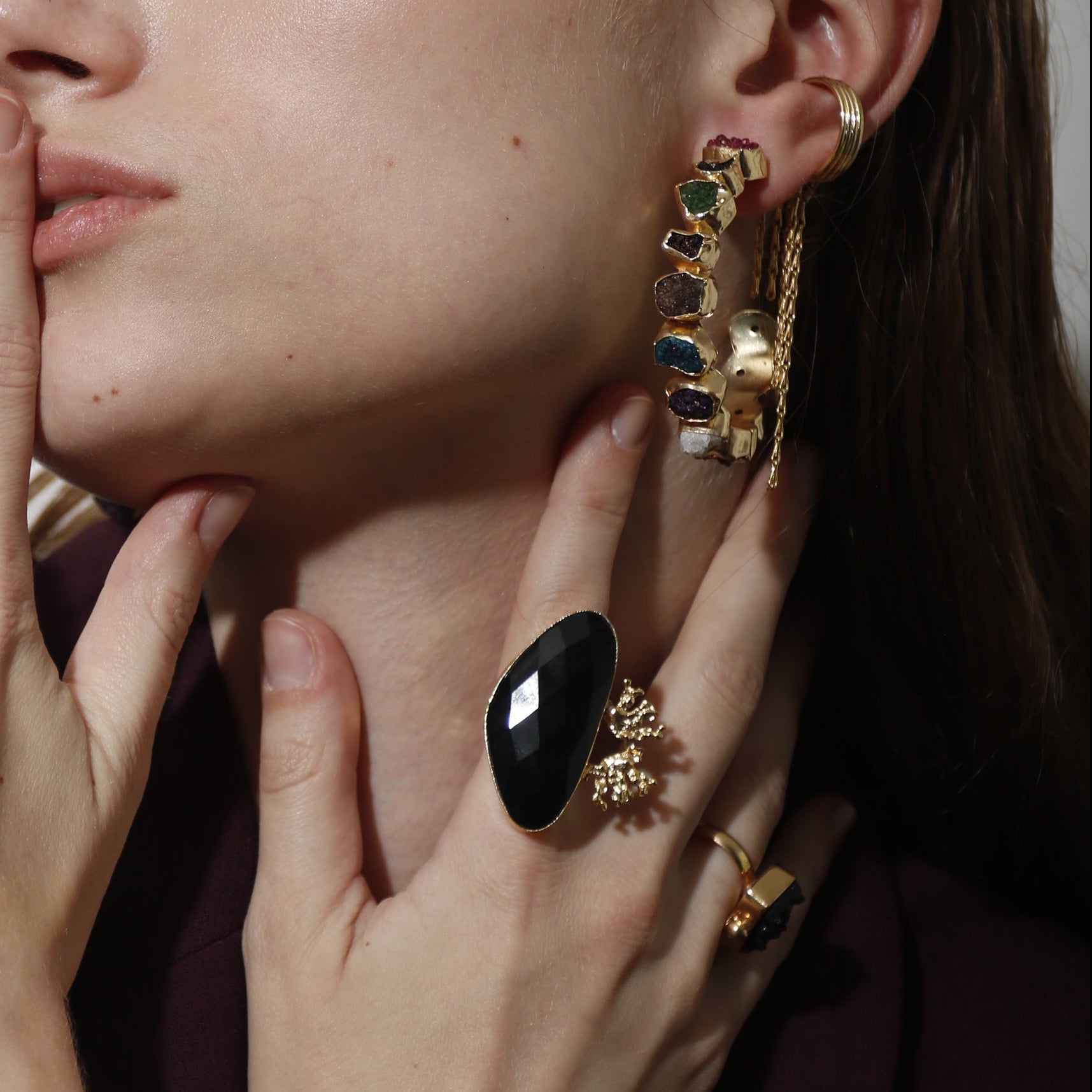 LUCCI, ANILLO CON PIEDRAS NATURALES Y BAÑO DE ORO