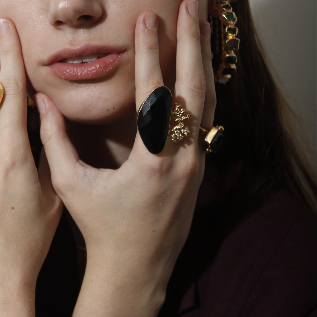 LUCCI, ANILLO CON PIEDRAS NATURALES Y BAÑO DE ORO