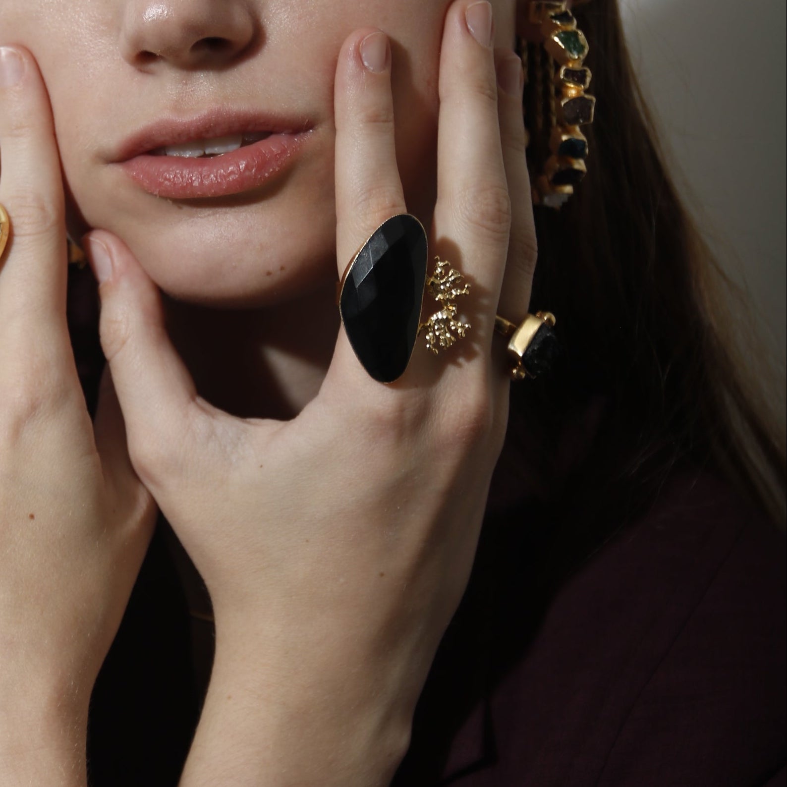 LUCCI, ANILLO CON PIEDRAS NATURALES Y BAÑO DE ORO