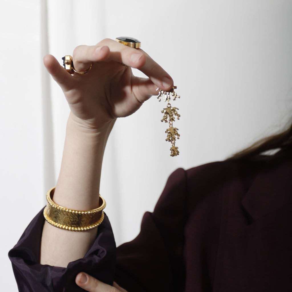 LUCCI, ARETES DESMONTABLES CON PIEDRAS NATURALES Y BAÑO DE ORO