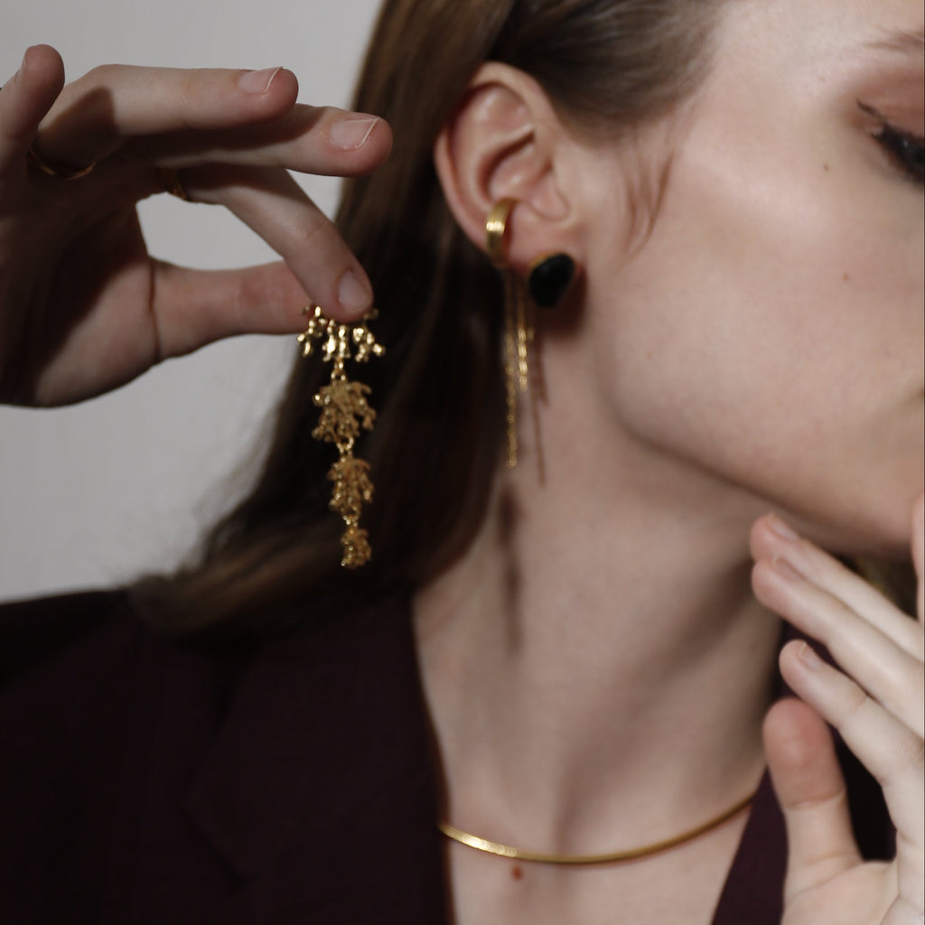 LUCCI, ARETES DESMONTABLES CON PIEDRAS NATURALES Y BAÑO DE ORO