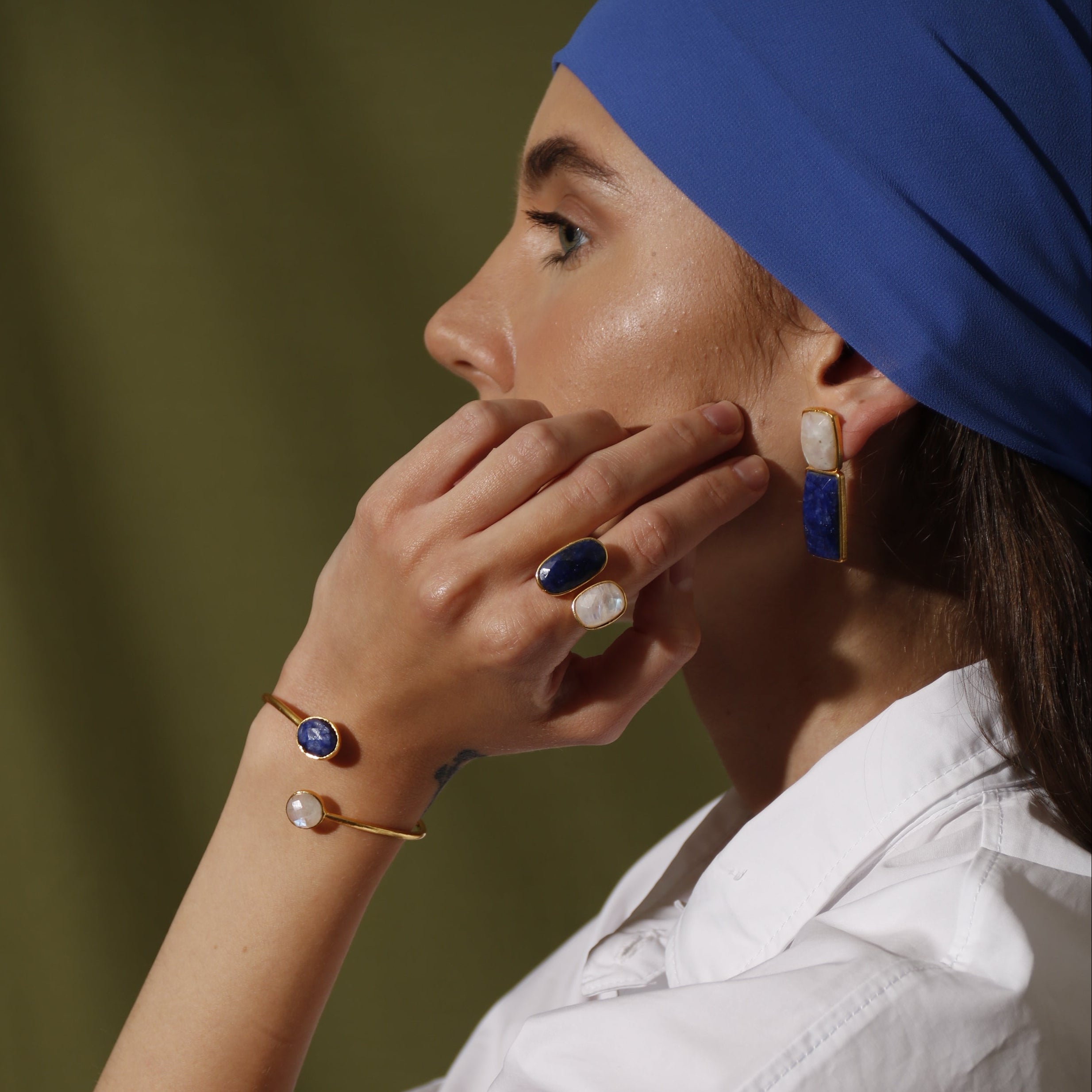 MATHILDE, ANILLO CON PIEDRAS NATURALES Y BAÑO DE ORO DE 14K