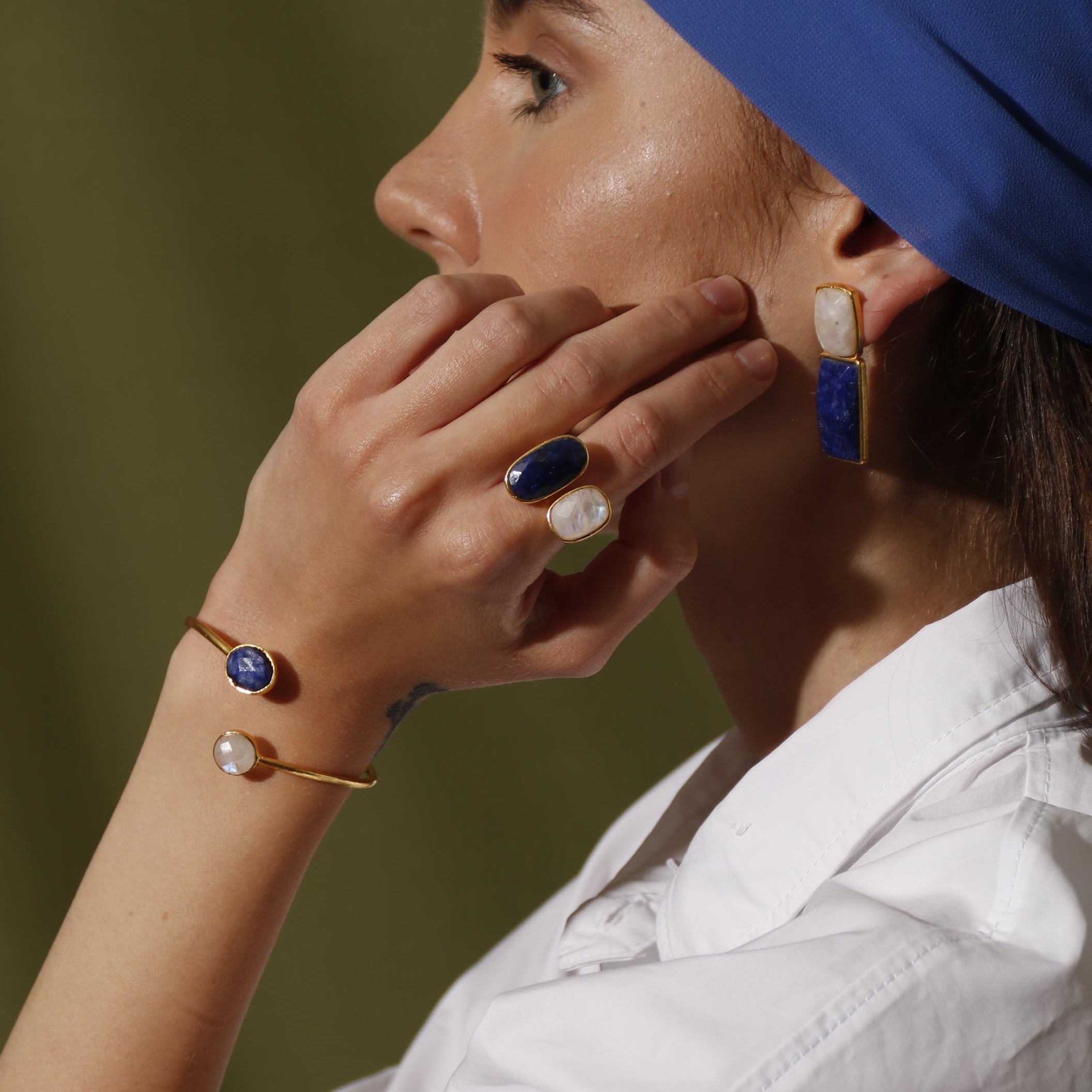 MATHILDE, ANILLO CON PIEDRAS NATURALES Y BAÑO DE ORO DE 14K