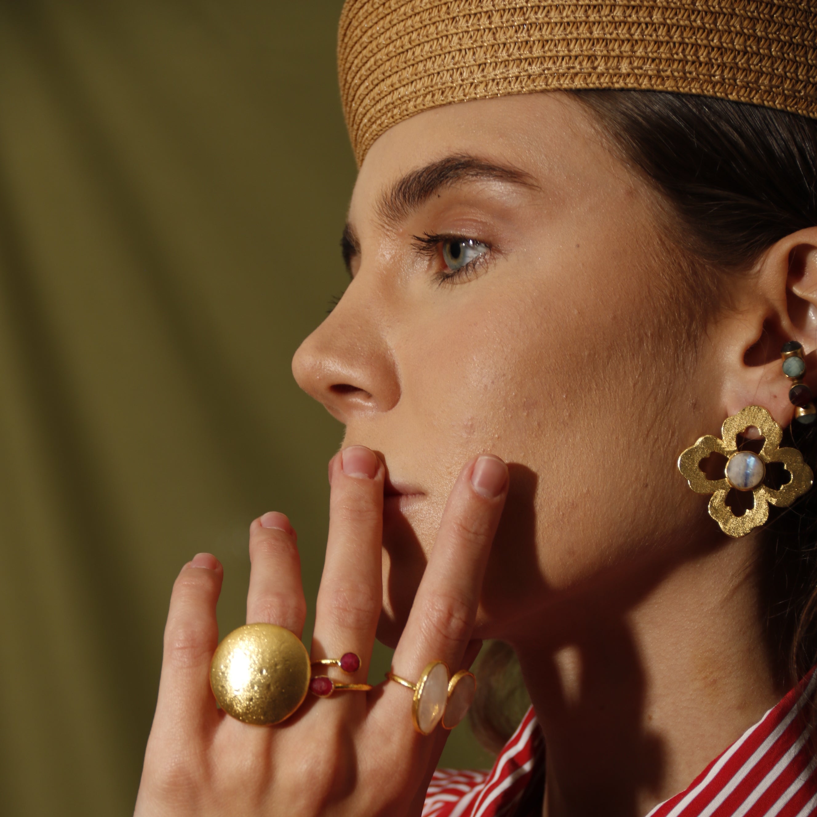 NILA, ARETES CON PIEDRAS NATURALES Y BAÑO DE ORO