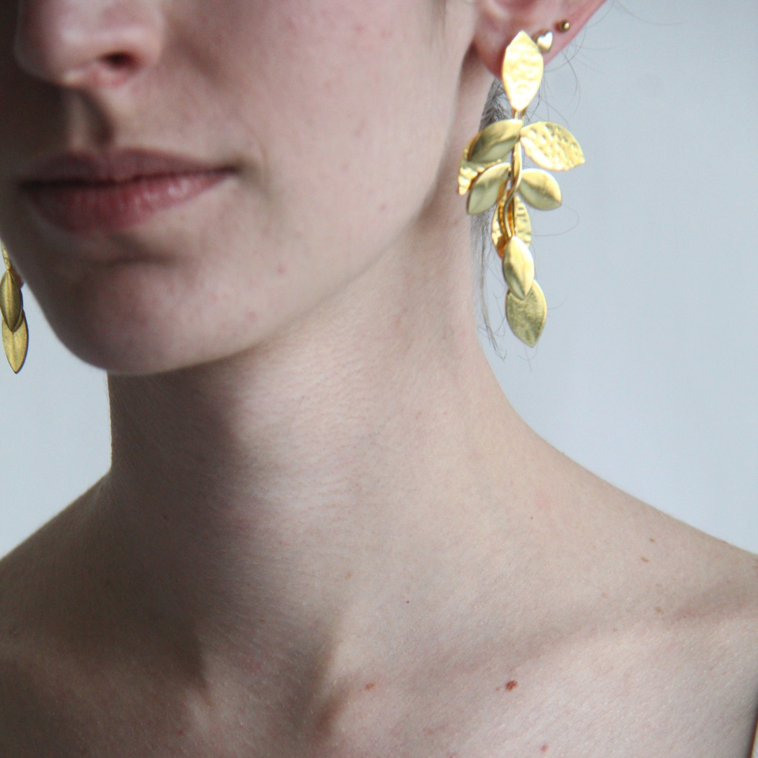 ELI, ARETES DORADOS CON BAÑO DE ORO.