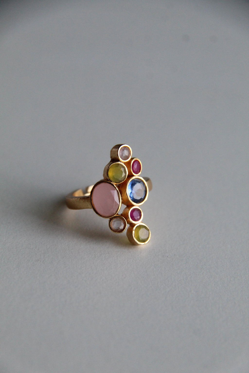 SOLIER, anillo de piedras naturales y baño de oro.