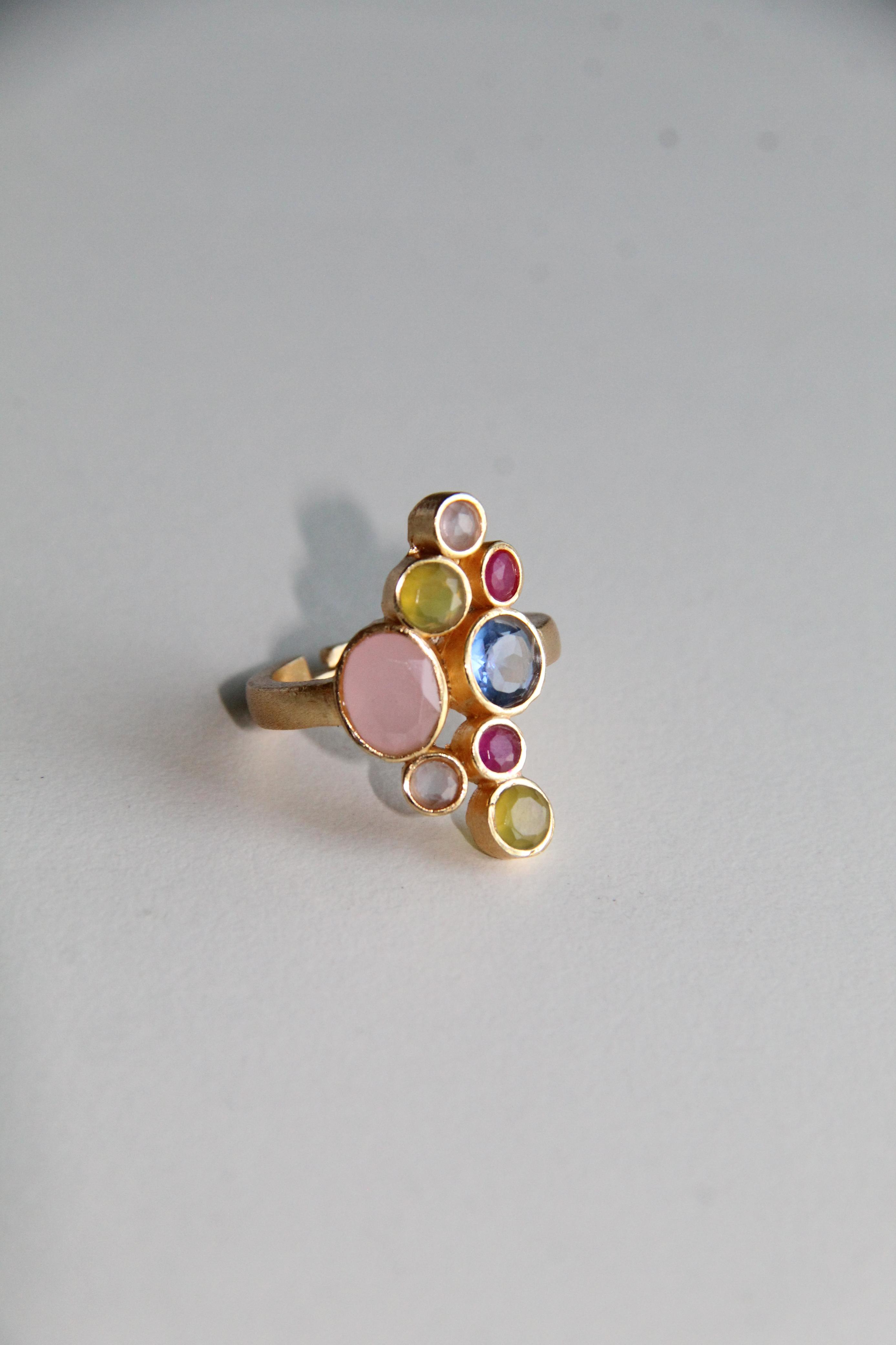 SOLIER, anillo de piedras naturales y baño de oro.