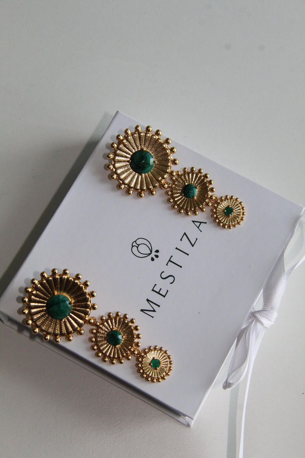 LORETTE, ARETES DESMONTABLES CON PIEDRAS NATURALES Y BAÑO DE ORO