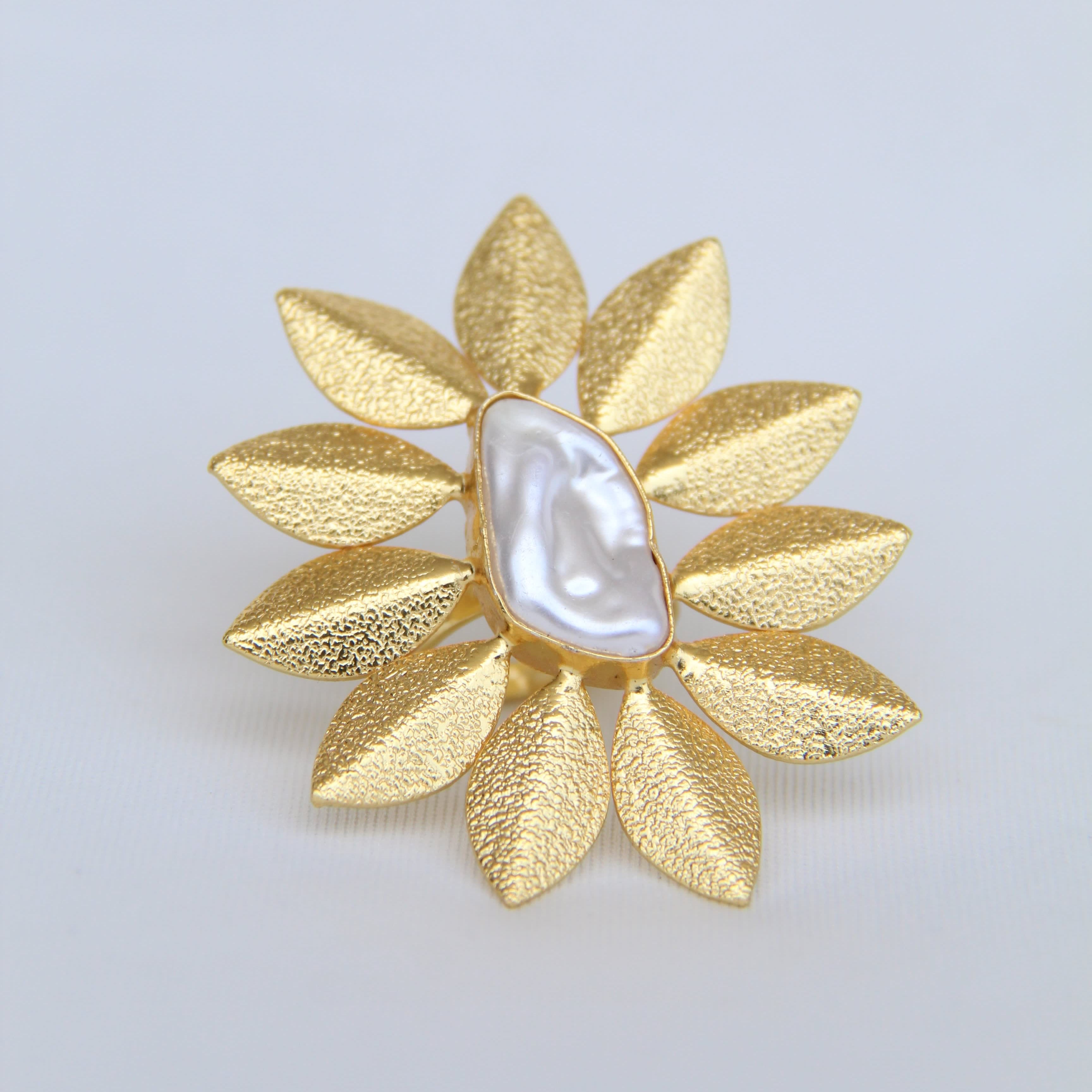 INDAH, ANILLO CON PERLA BARROCA Y BAÑO DE ORO