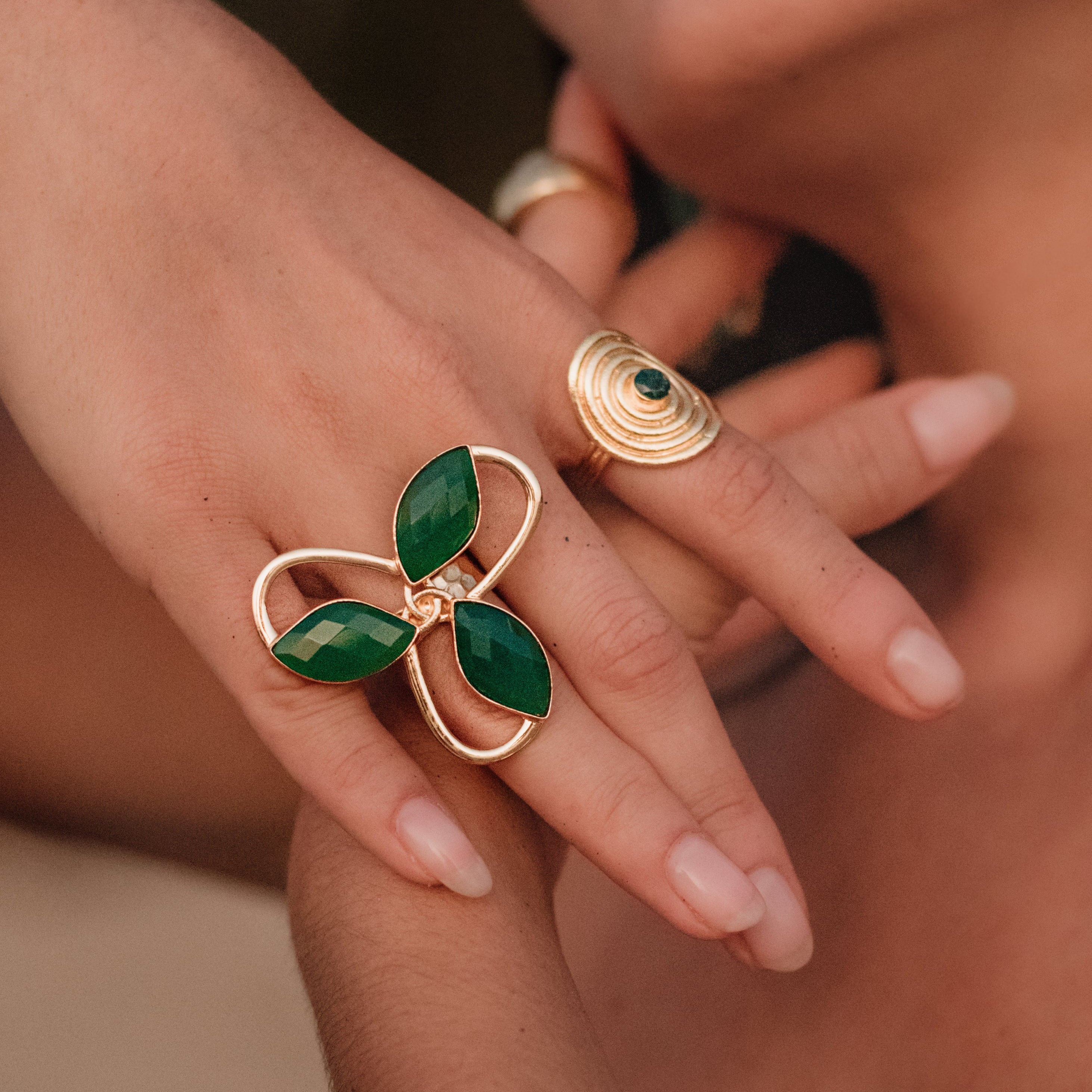 MARIA JOSE, ANILLO CON PIEDRAS NATURALES Y BAÑO DE ORO