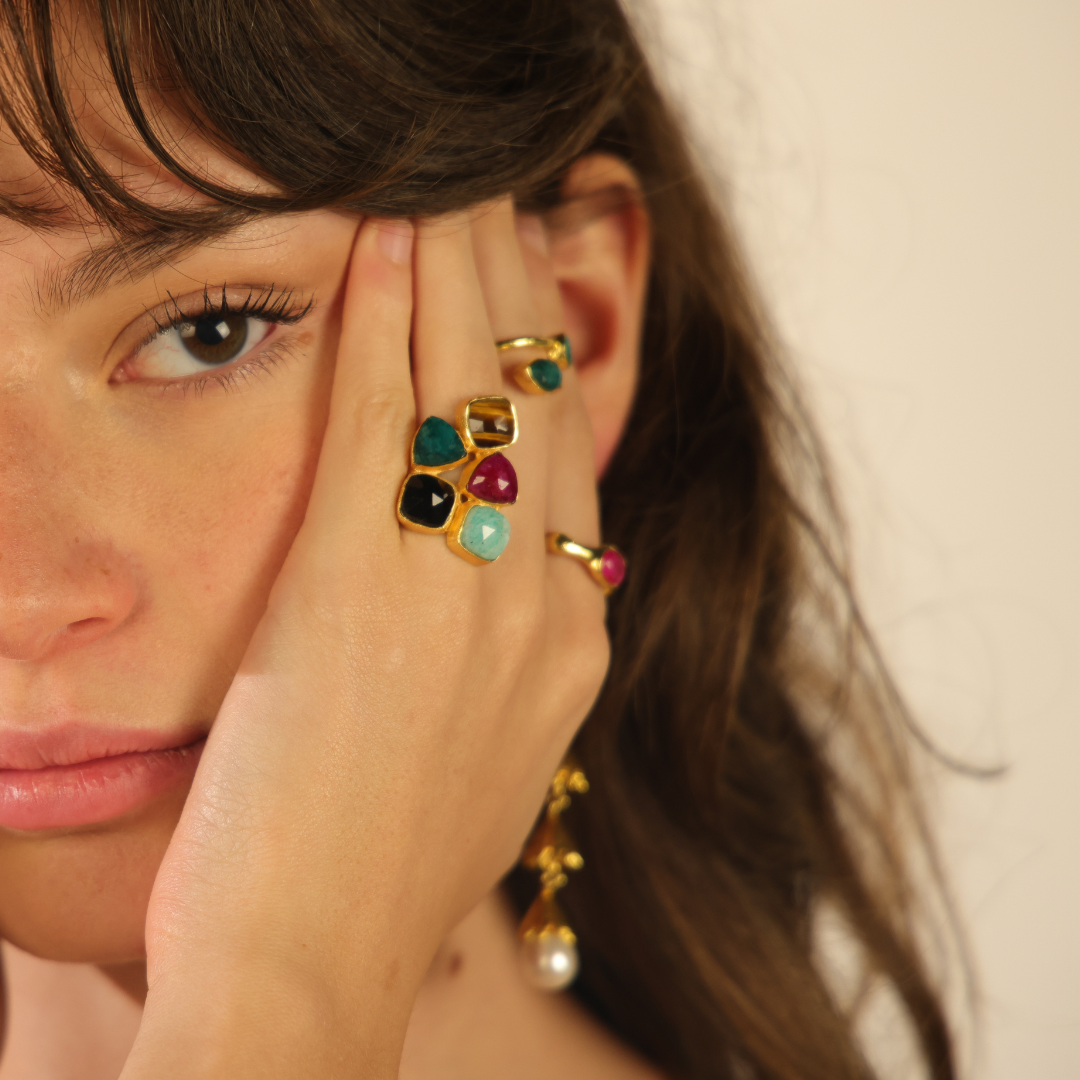 SHINE anillo con piedras y baño de oro de 24k