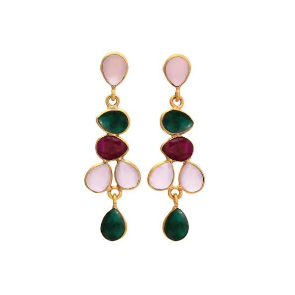 NARCISO, aretes con piedras, bañados en oro de 24k.