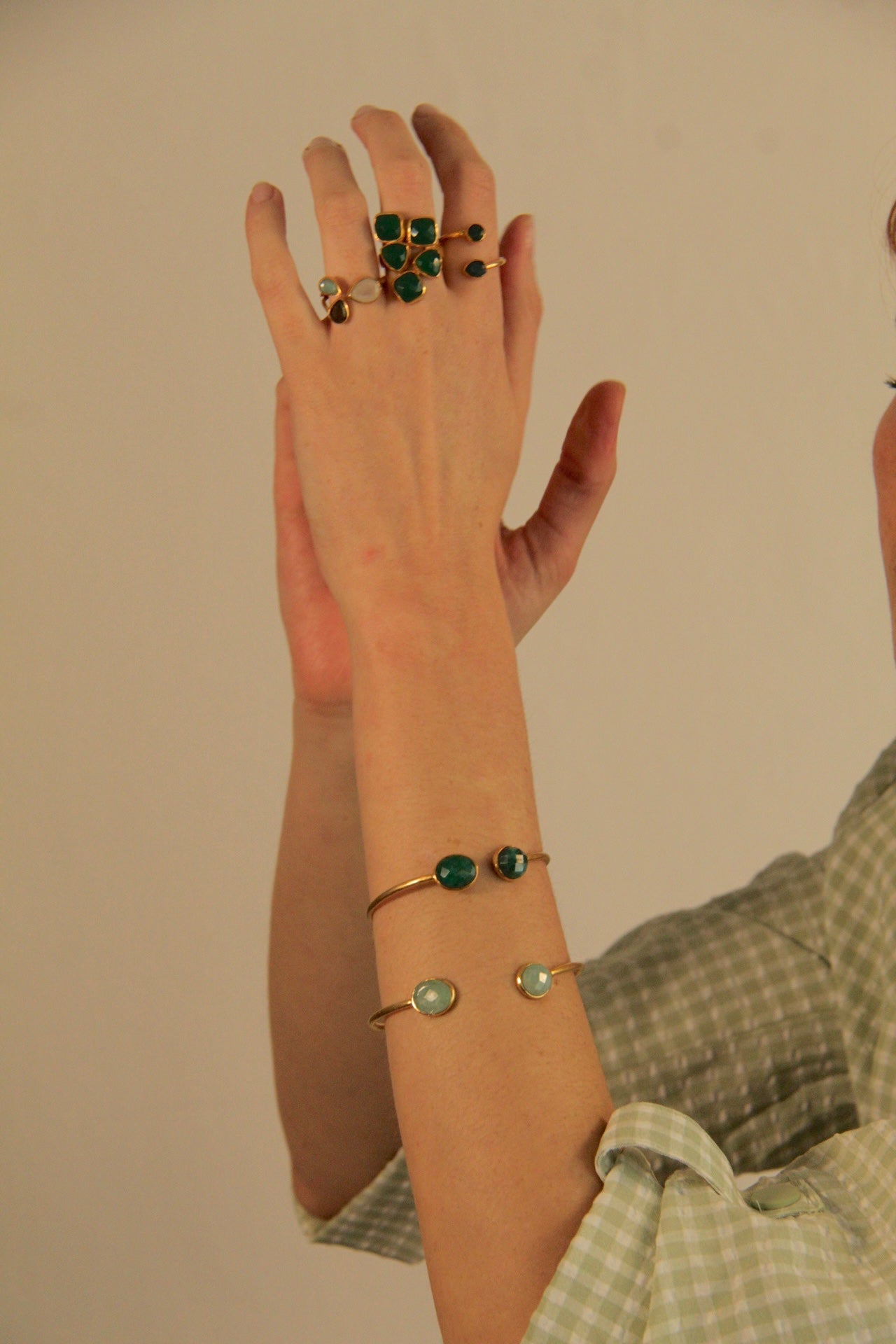 SHINE anillo con piedras y baño de oro de 24k