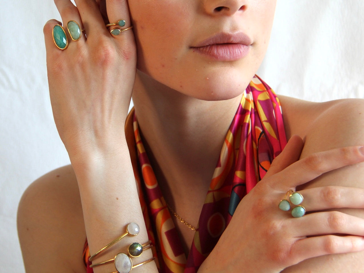 ALMA, anillo con piedras bañado en oro de 24k.