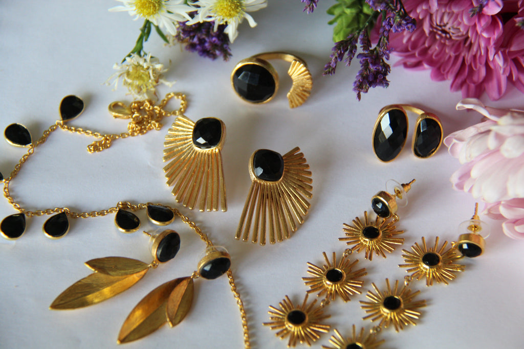 TAMARA, ANILLO CON PIEDRA NATURAL Y BAÑO DE ORO