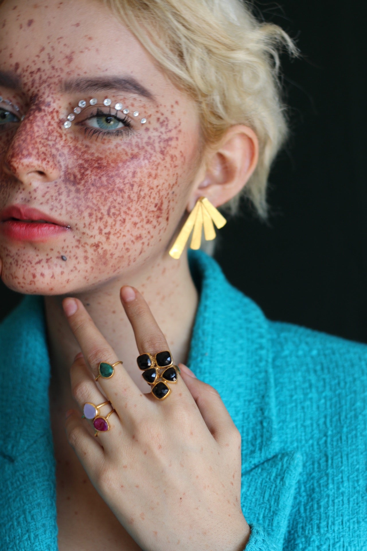 FAN, ARETES DORADOS CON BAÑO DE ORO