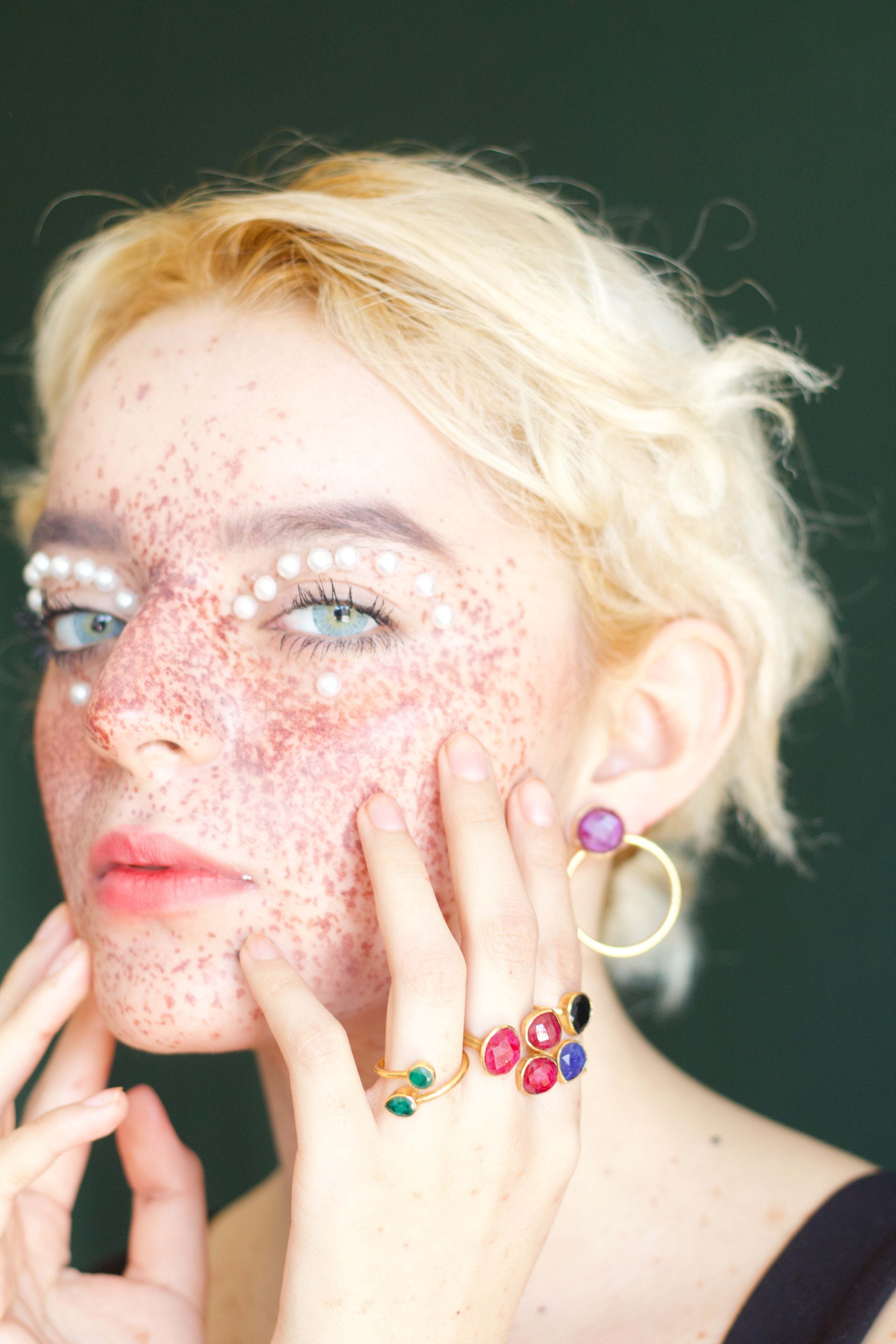 ALMA, anillo con piedras bañado en oro de 24k.